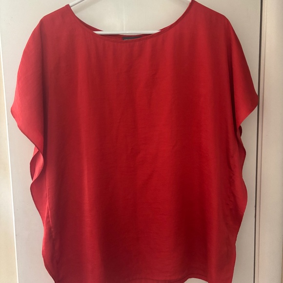 Beautiful Red Vince Camuto Blouse wavy sleeves & sides - Picture 1 of 8